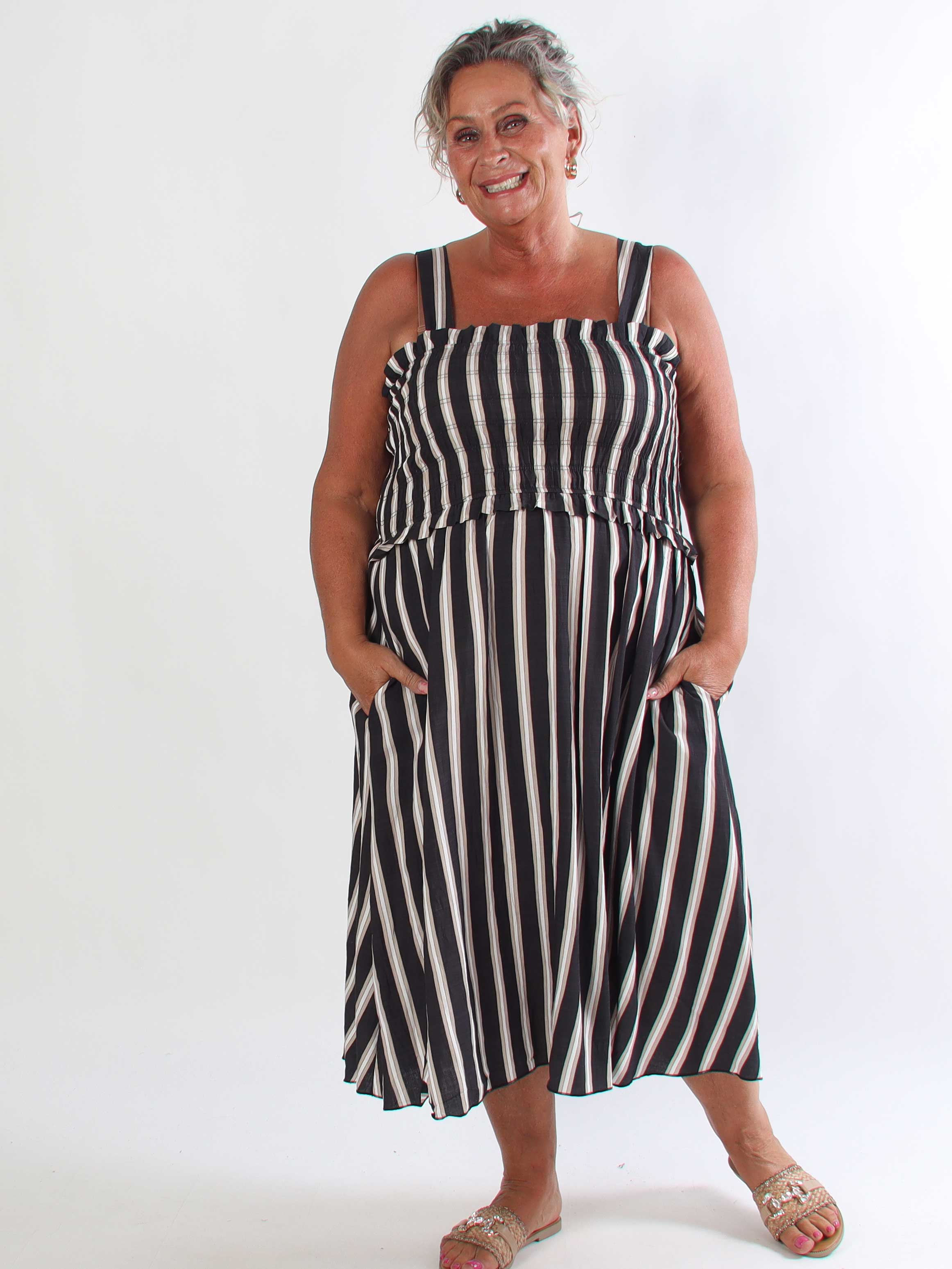 Marisol Stripe - Stribet plus size sommerkjole i viskose med smock henover brystet